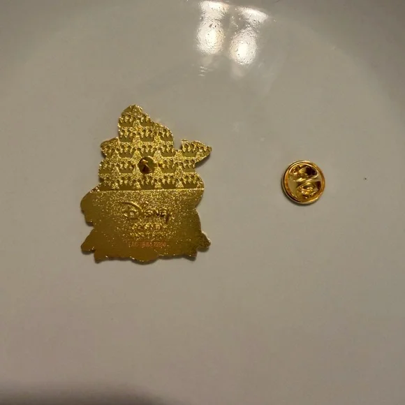 Disney Princess Mystery Pin Set Little Mermaid’s Ariel & Ursula - Picture 4 of 5